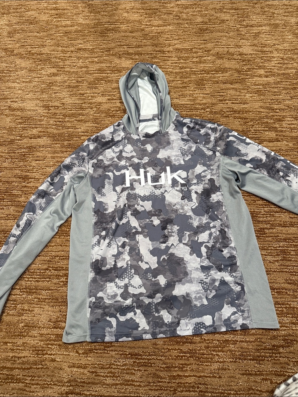 Huk Men’s Gray Camo Long Sleeve Hooded Swim Shirt